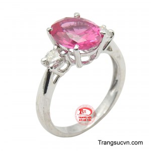 Nhẫn nữ vàng trắng 18k tinh tế với một thiết kế kiêu sa và đầy đam mê, kết hợp giữa sắc màu rực rỡ và ánh lấp lánh của những viên đá Moisanite.