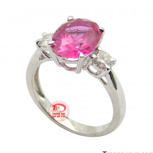 Nhẫn được chế tác từ vàng trắng 18k với phần đai nhẫn mảnh dẻ, duyên dáng.