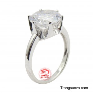 Nhẫn  nữ vàng trắng gắn đá là chiếc nhẫn được thiết kế với vẻ đep quyến rũ dành riêng cho những quý cô yêu thích vẻ đẹp kiêu sa. 