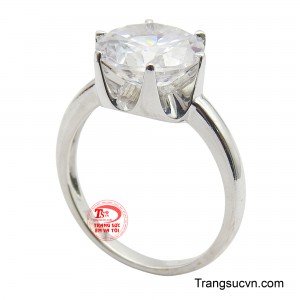 Nhẫn được chế tác từ vàng trắng với phần đai nhẫn trơn, mảnh tuy đơn giản nhưng không kém phần sang trọng.