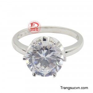 Tâm điểm là viên đá chủ hình tròn với sắc trắng tinh khôi bắt trọn mọi ánh sáng để tỏa ra vẻ rực rỡ không ngừng.