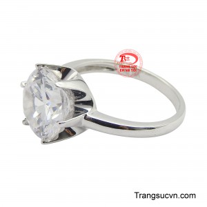 Viên đá được nâng đỡ bởi bốn chấu vững chắc, tạo nên sự thanh lịch vượt thời gian. 