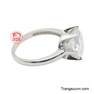 Đây là món trang sức biểu tượng cho tình yêu vĩnh cửu và vẻ đẹp thuần khiết, hoàn hảo cho những dịp đặc biệt hay làm quà cầu hôn ý nghĩa.