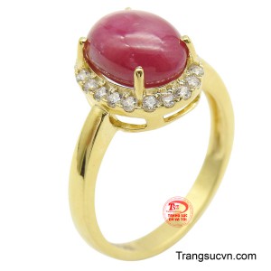 Nhẫn Ruby vàng 14k thiên nhiên tôn vinh sắc màu quý phái của thiên nhiên.