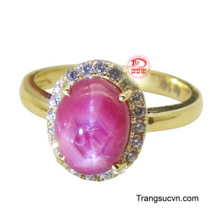 Đặc biệt, bề mặt viên Ruby thể hiện hiệu ứng ngôi sao sáu cánh dưới ánh sáng, tạo nên một vẻ đẹp huyền ảo và độc đáo.