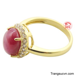 Viên đá chủ được bao quanh bởi một vòng đá trắng nhỏ lấp lánh, tăng thêm sự sang trọng và cầu kỳ.