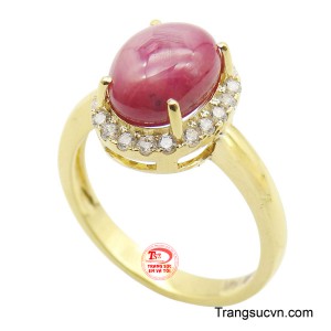 Được chế tác từ vàng vàng lấp lánh, nhẫn nổi bật với viên đá chủ Ruby hình Oval, có màu hồng đậm tuyệt đẹp.