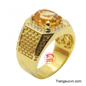 hẫn thạch anh vàng 18K cho nam là một tuyên ngôn mạnh mẽ về quyền lực và phong thái đẳng cấp.