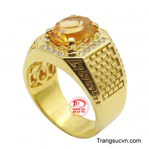 Nhẫn được chế tác từ vàng 18K cao cấp, với phần đai dày dặn, chạm khắc họa tiết ô vuông và hoa văn tinh xảo, thể hiện sự vững chãi và uy nghi.