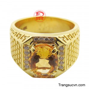 Tâm điểm là viên đá Thạch Anh Vàng (Citrine) hình bầu dục lớn, với sắc vàng cam rực rỡ, tượng trưng cho sự giàu có và trí tuệ.
