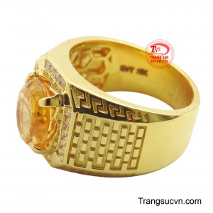 Xung quanh viên đá chủ là những viên đá Moisanit tạo hiệu ứng lấp lánh và nâng tầm giá trị thẩm mỹ.