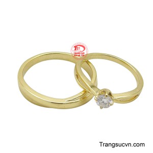 Nhẫn tình yêu gắn kết đươc chế tác trên chất liệu vàng 14k có độ bền đẹp và sáng bóng theo thời gian.