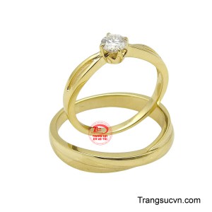 Hình dáng chiếc nhẫn tròn, không có điểm bắt đầu hay kết thúc, tượng trưng cho tình yêu bất diệt, sự trọn vẹn và lời thề nguyện chung thủy giữa hai người.
