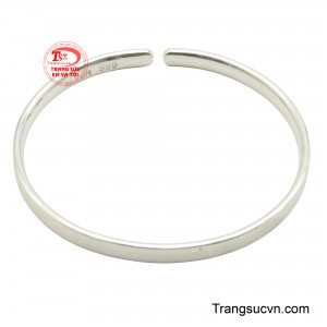 Vòng tay bạc bản vuông với một thiết kế tối giản và đầy phong cách, thể hiện sự thanh lịch hiện đại tuyệt đối.