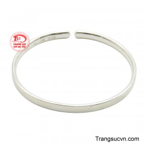 Được chế tác từ bạc nguyên khối, vòng tay có dạng bản vuông trơn, tạo nên sự mạnh mẽ nhưng vẫn giữ được nét tinh tế cho cổ tay.