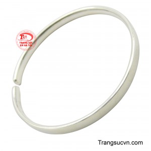 Thiết kế hở ở giữa giúp người đeo dễ dàng điều chỉnh kích thước và mang lại cảm giác thoải mái.