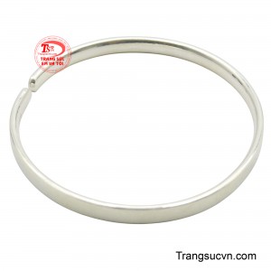 Bề mặt bạc được đánh bóng hoàn hảo, phản chiếu ánh sáng dịu nhẹ, sang trọng.