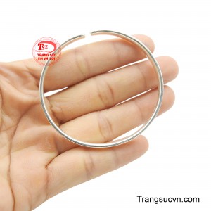 Đây là món trang sức cơ bản, hoàn hảo để đeo một mình hoặc phối hợp với các vòng khác, tạo nên phong cách thời thượng và cá tính.