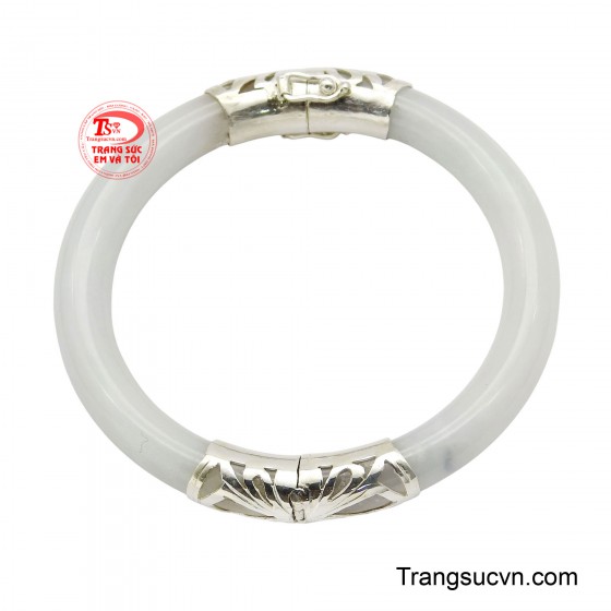 Vòng ngọc bọc bạc sang trọng