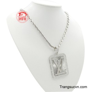 Bởi vậy để trở nên thu hút như một quý ông thực thụ, bạn hãy lựa chọn cho mình một bộ dây chuyền thời trang cá tính phù hợp với mọi loại trang phục.