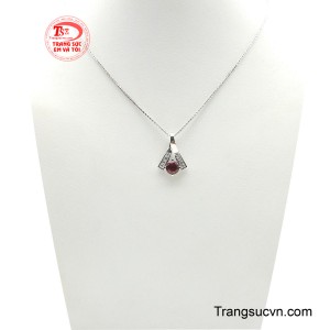 Bộ dây chuyền nữ vàng trắng với thiết kế nhỏ gọn, nhẹ nhàng, phong cách đơn giản mang lại cảm giác thoải mái khi đeo. 