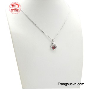 Dây chuyền được chế tác với kiểu dáng dây vuông mang phong cách hiện đại và bền đẹp theo thời gian.