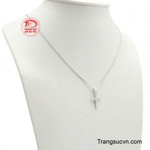 Dây xích mảnh dẻ kết hợp với mặt thánh giá tối giản, được chế tác từ vàng trắng 10k mang lại sự trang nhã và tinh tế khi đeo. 