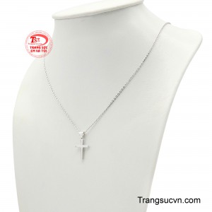 Đeo dây chuyền thánh giá mang ý nghĩa bảo hộ khỏi những điều xấu và là lời nhắc nhở hằng ngày về sự hy sinh của Chúa Kitô.