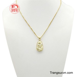 Bộ mặt dây bản mệnh Phổ Hiền Bồ Tát được chạm khắc tinh xảo hình ảnh vị phật Phổ Hiền Bồ Tát trên nền chất liệu vàng 18k cao cấp.