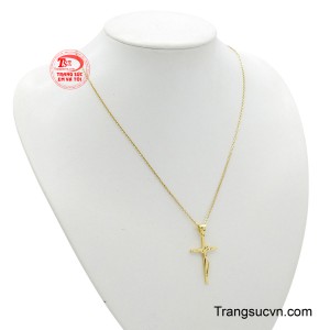 Từng đường nét trên thân Chúa được chạm khắc tinh xảo, thể hiện sự chân thực và sâu sắc của đức tin.