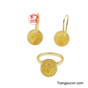 Bộ trang sức thạch anh tinh tế nổi bật với ánh vàng lộng lẫy, chất đá sáng trong thực sự gây ấn tượng với hiệu ứng lấp lánh khi ánh sáng tự nhiên soi chiếu.