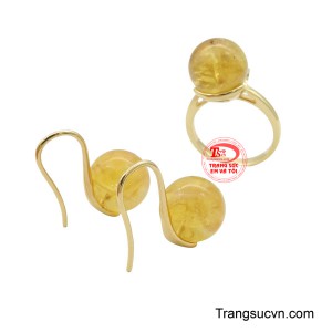 Bên cạnh đó, sắc vàng nâu sẽ giúp tôn lên làn da trắng đẹp xinh của nàng.