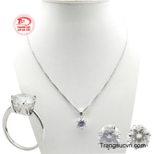 Bộ trang sức vàng trắng cuốn hút là định nghĩa của vẻ đẹp tinh tế và rạng ngời, dành riêng cho quý cô yêu thích sự thanh lịch vĩnh cửu. 