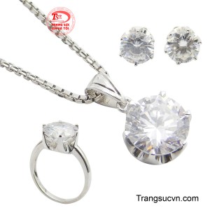 Đây là bộ trang sức hoàn hảo cho mọi dịp, thể hiện gu thẩm mỹ sang trọng và làm bừng sáng mọi phong thái.
