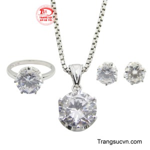 Viên đá lớn được cắt tròn hoàn hảo, cố định bằng các chấu, đảm bảo độ bắt sáng tối đa, tạo nên sự lấp lánh cuốn hút.