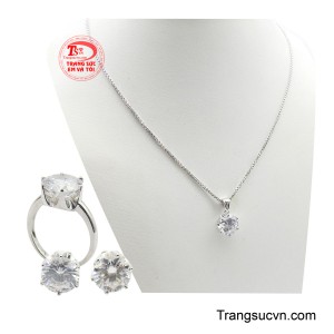 Được chế tác từ vàng trắng bộ trang sức nổi bật với thiết kế cổ điển, đặt viên đá chủ trắng rực rỡ ở vị trí trung tâm nhưng vẫn mang lại sự cuốn hút cho người đeo.