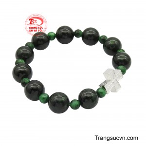 Từng viên đá cẩm thạch tròn trịa, bóng mượt, mang sắc xanh lục đậm đà, như thấm đẫm năng lượng thanh tịnh, gợi cảm giác thanh thuần mỗi khi chạm tay.