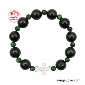 Khi kết hợp cùng cẩm thạch, chiếc chuỗi không chỉ là món trang sức mà còn là lá bùa hộ mệnh, giúp cân bằng tinh thần, xua tan lo âu, tiếp thêm sức mạnh nội tâm và đức tin cho người đeo.