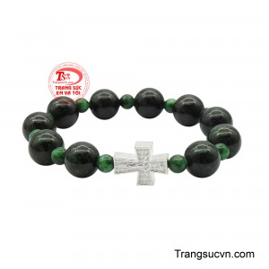 Điểm nhấn của chuỗi là thánh giá bạc tinh xảo, vừa thanh nhã vừa mạnh mẽ, tượng trưng cho niềm tin kiên định và sức mạnh tâm linh.