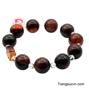 Mỗi hạt đá toát lên vẻ đẹp trầm mặc, mang theo nguồn năng lượng vững chắc của đất mẹ, giúp người đeo luôn giữ được sự tĩnh tâm và lòng dũng cảm.