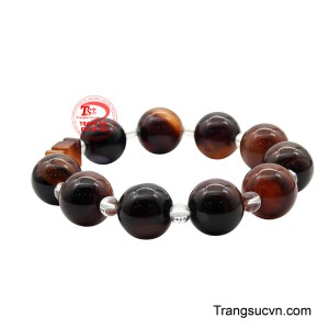 Đặc biệt, chi tiết hình chữ thập tinh xảo làm từ mã não vàng không chỉ tăng thêm vẻ đẹp mà còn củng cố ý nghĩa bảo hộ và dẫn lối.