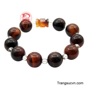 Kết hợp cùng những hạt mã não nhỏ trong suốt tinh khiết, chuỗi mân côi không chỉ là một vật phẩm tâm linh mà còn là một món trang sức độc đáo.