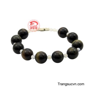 Chúng không chỉ mang lại vẻ ngoài sang trọng mà còn được tin rằng có khả năng thu hút tài lộc, tăng cường sự tự tin và bảo vệ người đeo khỏi năng lượng tiêu cực.