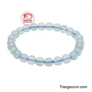Màu xanh trong veo của Aquamarine tạo cảm giác mát lành, tĩnh tại, giúp người đeo vừa cảm thấy thư thái vừa nổi bật nét nữ tính thanh lịch.