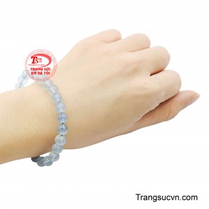Khi đeo lên tay, chuỗi tay Aquamarine không chỉ làm nổi bật vẻ đẹp tự nhiên của người sở hữu mà còn mang đến năng lượng nhẹ nhàng, tươi mới, khiến mọi cử chỉ đều thêm duyên dáng, thanh thoát. 