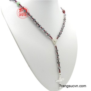 Đeo chuỗi tràng hạt này có ý nghĩa vô cùng sâu sắc đối với người Công Giáo. 