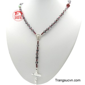 Chuỗi được xâu từ các hạt Thạch Anh Tóc Đen có màu sắc sâu thẳm, với các sợi Rutile đen ánh kim lấp lánh bên trong, tạo nên vẻ đẹp huyền ảo và độc đáo.