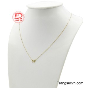 Dây được chế tác từ vàng 18k mảnh mai, với mặt charm hình chiếc nơ nhỏ xinh xắn ở trung tâm, tạo nên sự duyên dáng và nữ tính tuyệt đối.