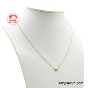 Với thiết kế tối giản này cực kỳ dễ phối đồ, phù hợp với mọi trang phục từ công sở đến dạo phố, làm nổi bật xương quai xanh một cách tinh tế.