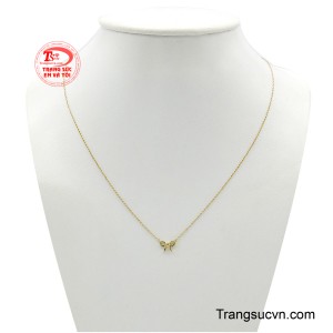 Dây chuyền nữ vàng tây duyên dáng là sự hiện thân của vẻ đẹp ngọt ngào và thanh lịch bất tận, hoàn hảo cho quý cô hiện đại. 